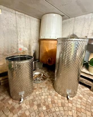 Attrezzatura per vinificazione e stoccaggio vino