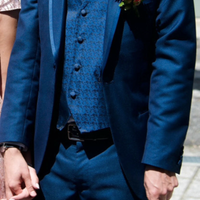 Completo elegante uomo blu