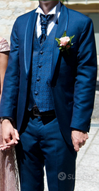 Completo elegante uomo blu