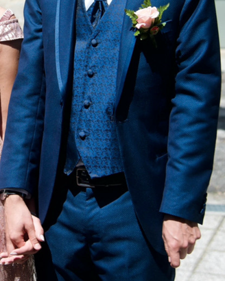 Completo elegante uomo blu