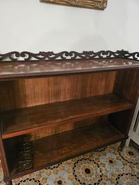 Libreria bassa vintage in legno e fregio intagliat