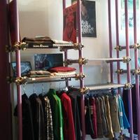Arredamento negozio abbigliamento o stanza armadi.