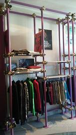 Arredamento negozio abbigliamento o stanza armadi.