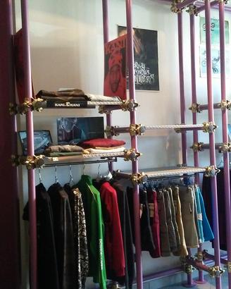 Arredamento negozio abbigliamento o stanza armadi.