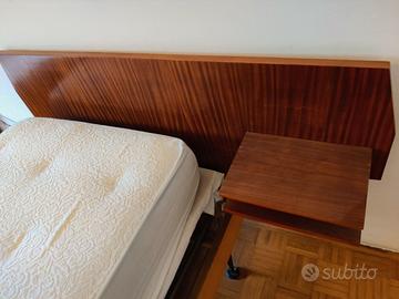 2 letti singoli con comodino integrato