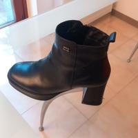 Tronchetto con tacco in pelle 