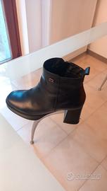 Tronchetto con tacco in pelle 