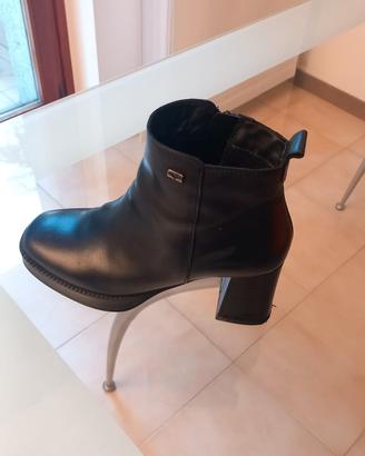 Tronchetto con tacco in pelle 