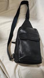 borsello monospalla Piquadro nero in pelle 