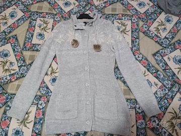 Cardigan donna lungo con cappuccio e pon pon tagli