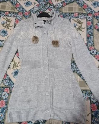 Cardigan donna lungo con cappuccio e pon pon tagli