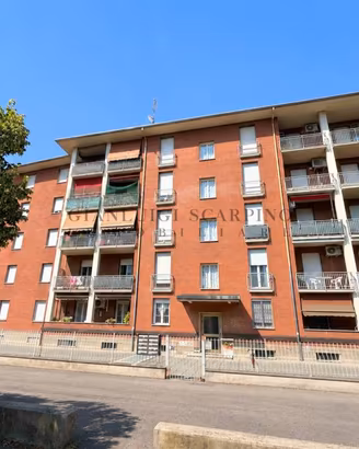 Appartamento di 120 m² con 5 locali e box auto a I