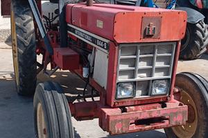 Trattore INTERNATIONAL 844-S 