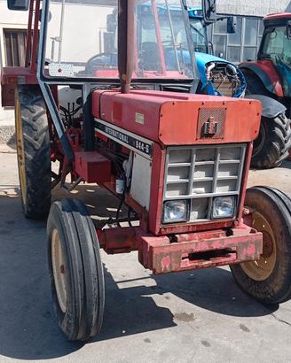 Trattore INTERNATIONAL 844-S 