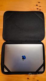 Custodia protettiva nera per laptop / MacBook