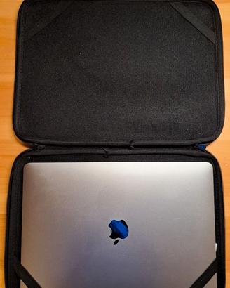 Custodia protettiva nera per laptop / MacBook