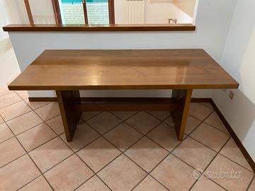 Tavolo in legno da soggiorno e cucina