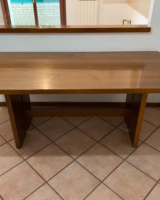 Tavolo in legno da soggiorno e cucina