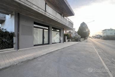 NEGOZIO A ROSETO DEGLI ABRUZZI