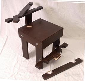 Sedia bondage con ceppi per polsi e cavigile