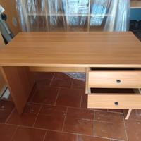 scrivania e sedie ufficio