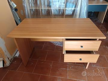 scrivania e sedie ufficio