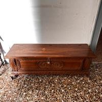 Baule in legno massello finemente intagliato