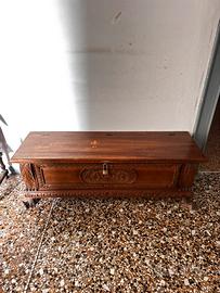 Baule in legno massello finemente intagliato