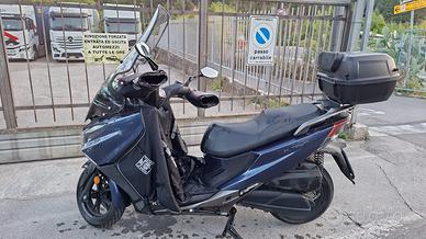 SCOOTER x town 300 compreso di bauletto ,scudo