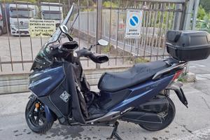 SCOOTER x town 300 compreso di bauletto ,scudo