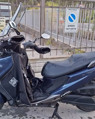 SCOOTER x town 300 compreso di bauletto ,scudo