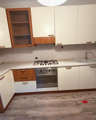 Cucina con forno e lavastoviglie funzionanti