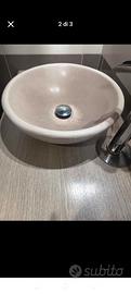 Lavandino bagno.
