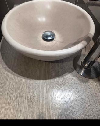 Lavandino bagno.