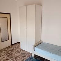 Stanza ampia con balcone