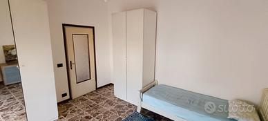 Stanza ampia con balcone