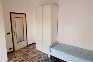 Stanza ampia con balcone