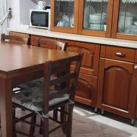 credenza, cristalliera, tavolo con sedie e cucina 
