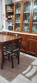 credenza, cristalliera, tavolo con sedie e cucina 