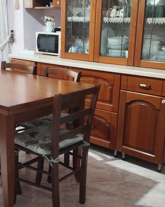 credenza, cristalliera, tavolo con sedie e cucina 