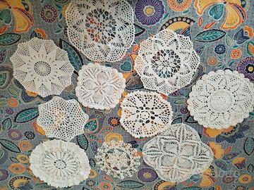 10 centrini fatti a mano all'uncinetto