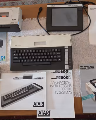 Atari 800XL (con periferiche, giochi e manuali)