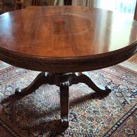 Tavolo rotondo a colonna centrale in stile classic