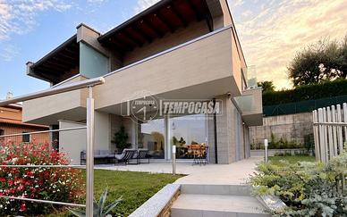 VILLA CON GIARDINO E BOX DOPPIO