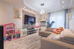 AMPIO 5 LOCALI RISTRUTTURATO CON GARAGE