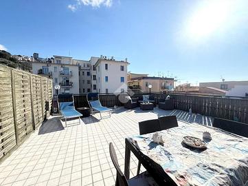 Via Napoli, trilocale con terrazzo ristrutturato