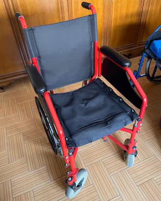 Sedia a rotelle pieghevole ad autospinta