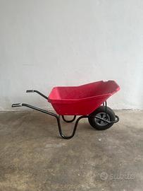 Carriola robusta in plastica rossa e acciaio