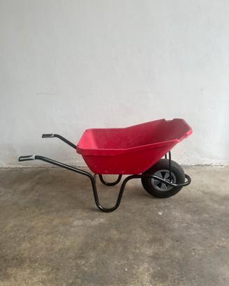 Carriola robusta in plastica rossa e acciaio