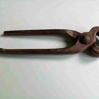 Tenaglia antica, un pezzo unico forgiato a mano.